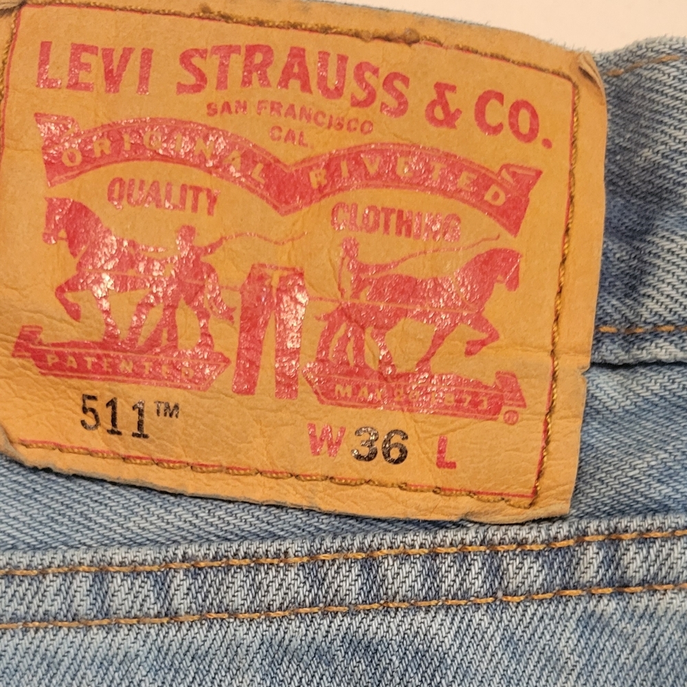 Levi' cutoffs - Picture 3 of 5